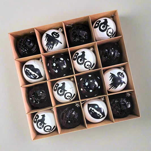 Conjunto de 16 adornos en blanco y negro de Creepy Boo